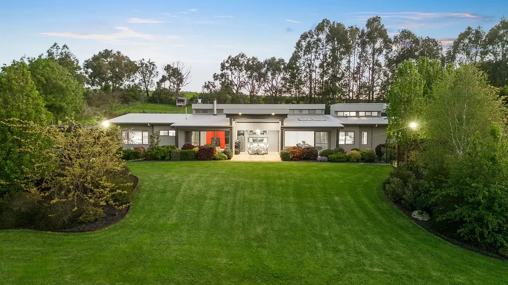 Lardner 5房  Escape The City - Embrace The Lifestyle
2.47 Acres | 5 Bedrooms | Energy Smart | Country Comfort