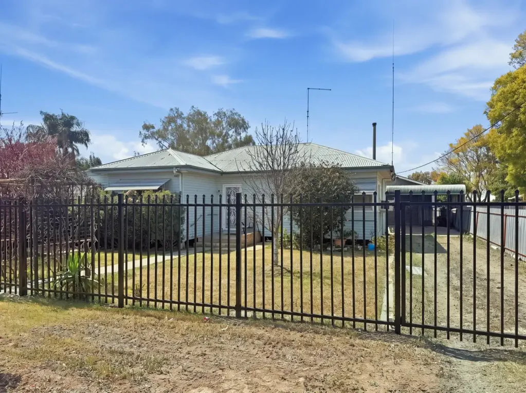Moree 3બેડરૂમ Comfortable Family Living with a Great Shed & Investment Appeal