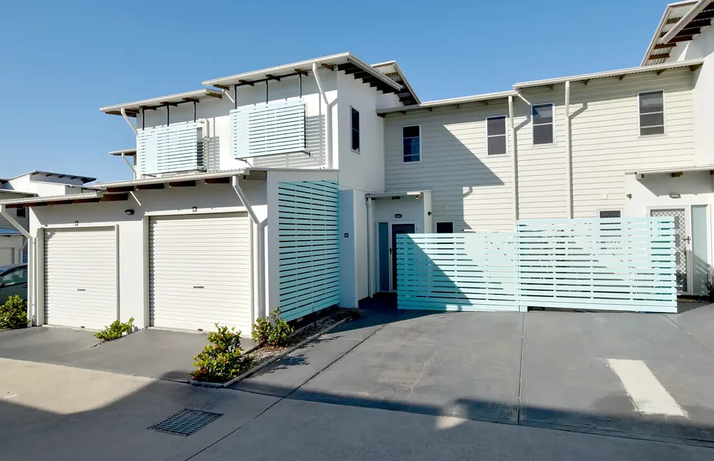 APPROVED APPLICATION:LIVE IN LUXURY - MODERN TOWNHOUSE - POOL IN COMPLEX!