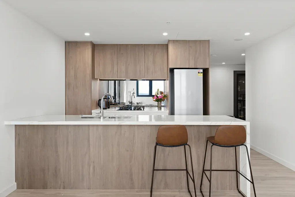 Gosford 2ห้องนอน Elevated North-Facing Living with Designer Finishes & Dual Parking