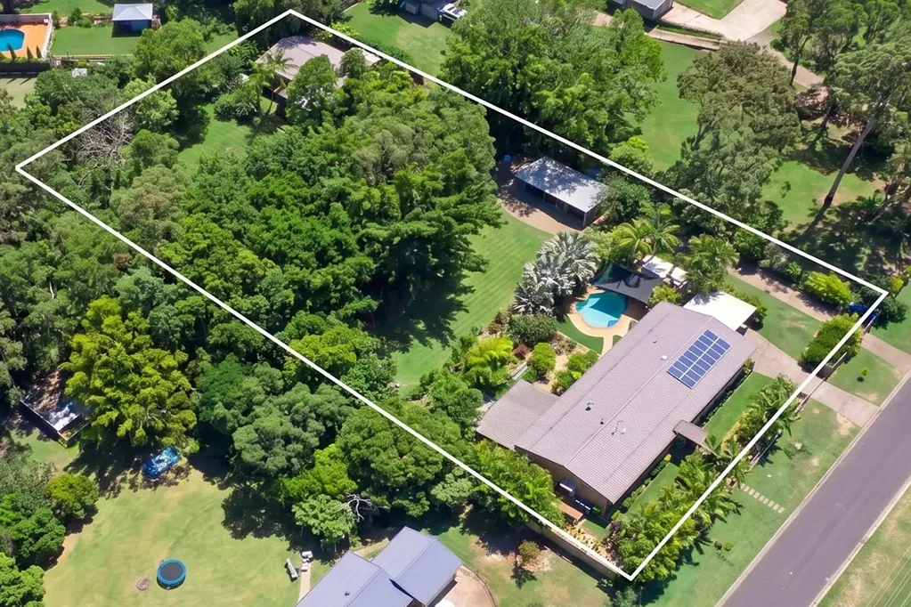 Parkwood 8Kwarto A Tranquil Sanctuary of Space & Privacy: Two Residences - Endless Possibilities - 1.26 Acres