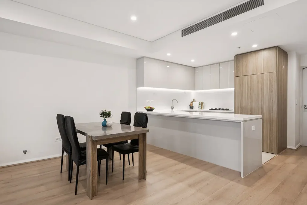 Hurstville 2房 Hurstville入口便利公寓 开放式核心区 高天花板 大型封闭阳台 Stone-topped gas厨房 两卧带镜柜 全瓷砖浴室 电梯入户 近车站商圈 Spacious, modern apartment in central Hurtsville