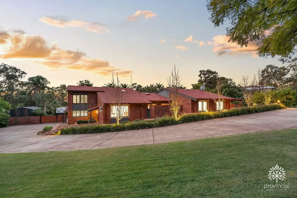 Gooseberry Hill 4 Slaapkamer The Ultimate Gooseberry Hill Lifestyle Package - Pristine Inside and Out!