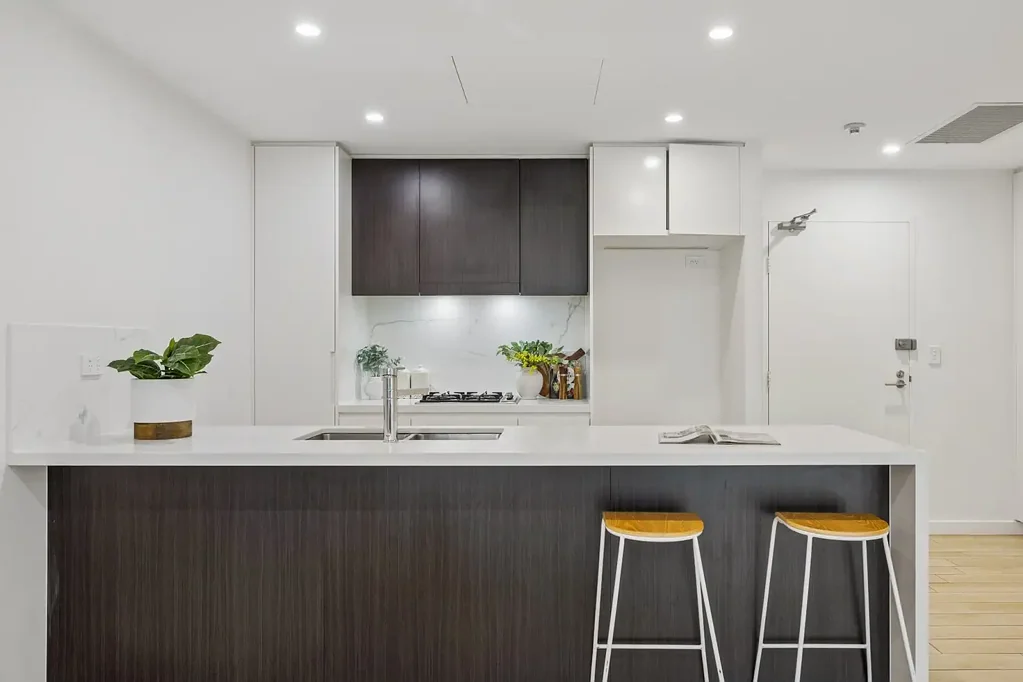 Homebush 2房 超大朝北阳台，阳光充足的花园景观 | 小区后方 Oversized north-facing balcony with sun-drenched garden views | Rear of complex