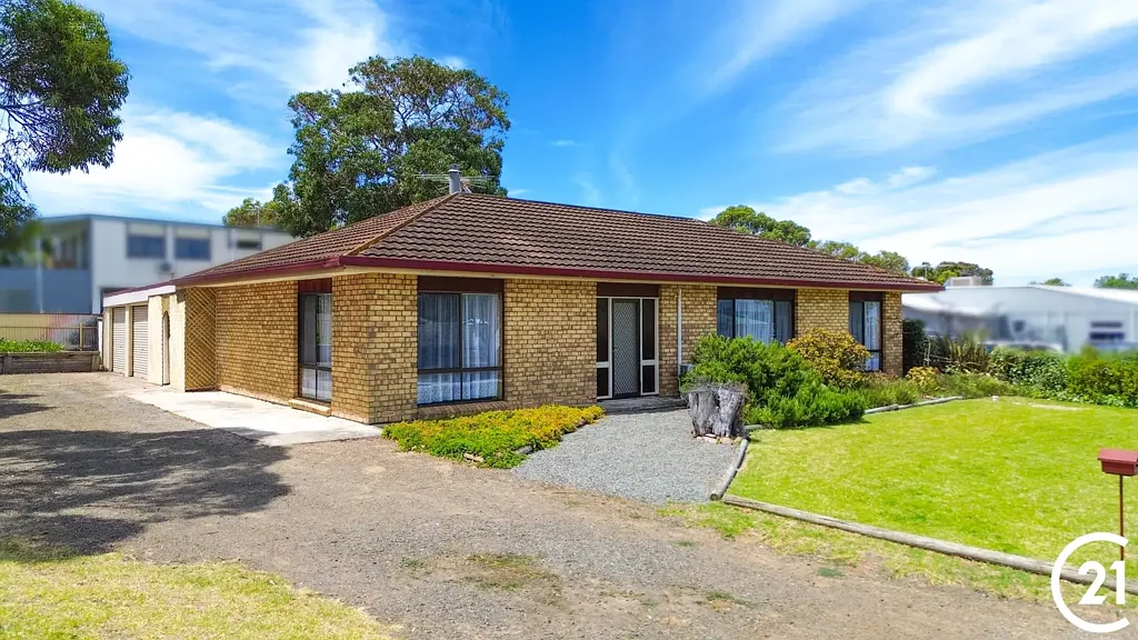 Kingscote 3침실 Ideal Family Home or Investment Opportunity in Prime Location