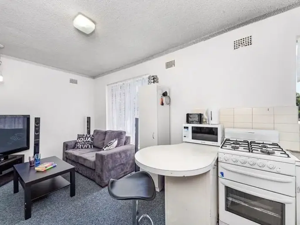 IDEALLY LOCATED ONE BEDROOM APARTMENT IN KINGSFORD!