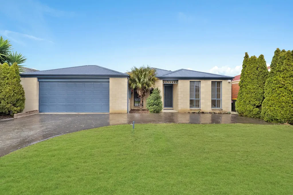 8 Halsbury Place, Skye, VIC 3977