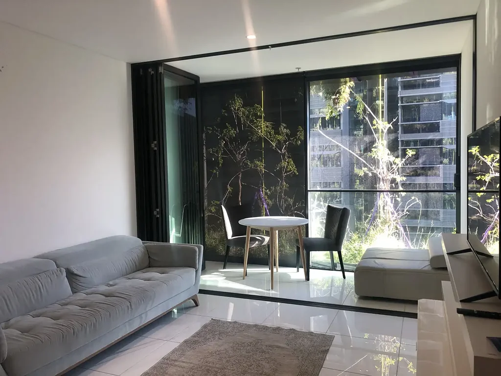 MODERN & FURNISHED ONE BEDROOM SUITE IN CENTRAL PARK
