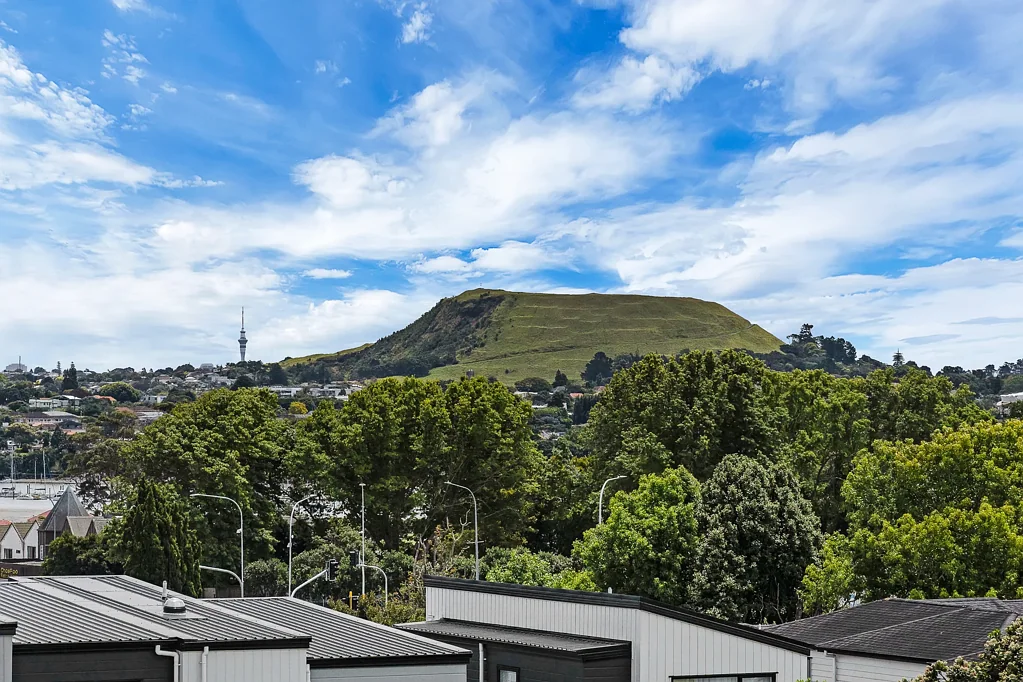 Pakuranga 3房 现代舒适×极致便利！每日尽享壮丽景观，生活配套完善，拎包入住！ Quiet Rear Position with Extra Parking