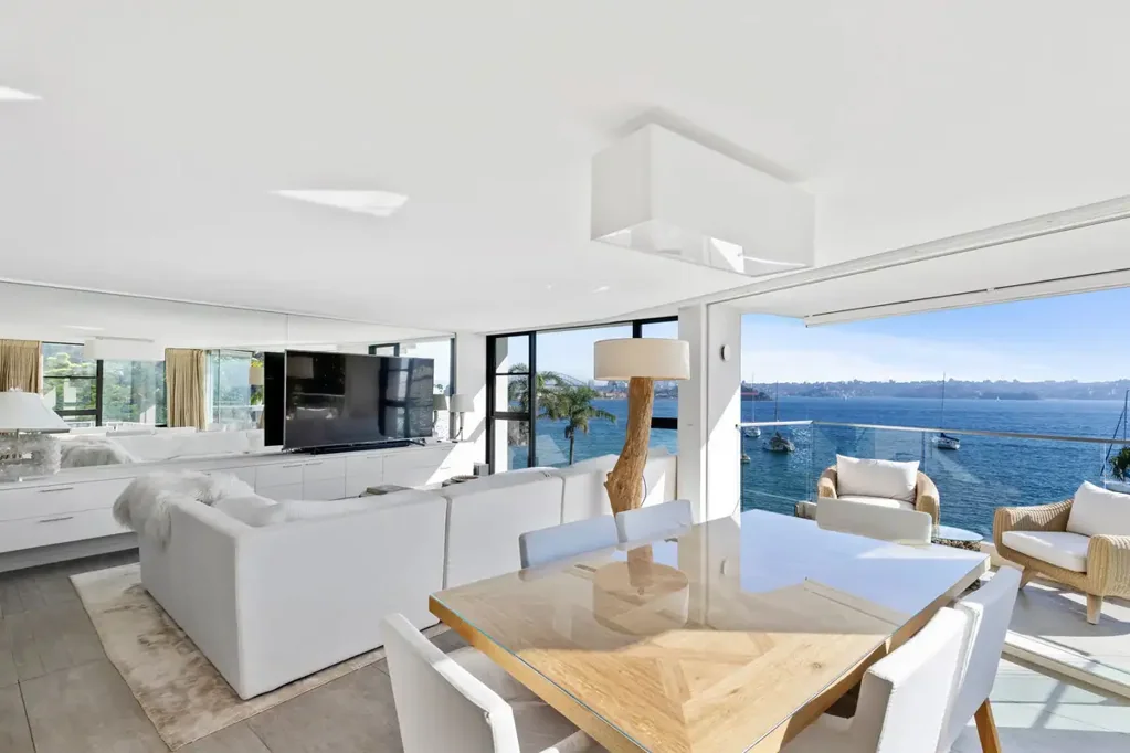 ELEVATED WATERFRONT LIFESTYLE WITH HARBOUR VIEWS