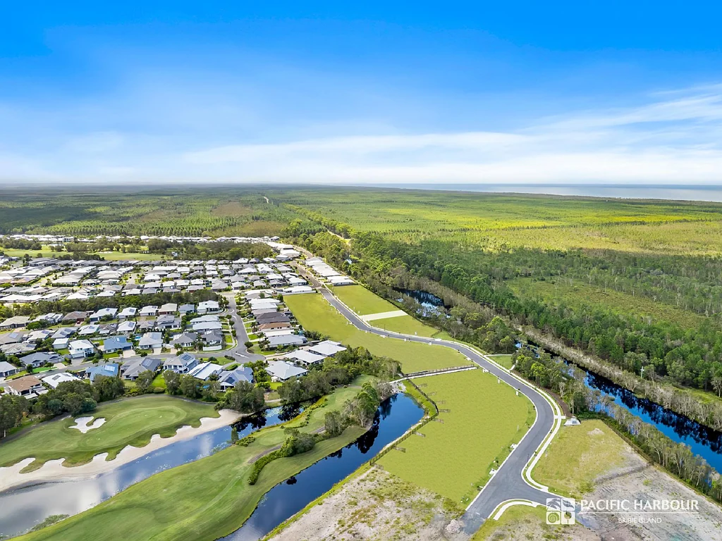 Banksia Beach 水岸美景 低维护 高尔夫尊享 海岛近触 活力社区 自然环抱 LAKESIDE LIVING AT ITS FINEST