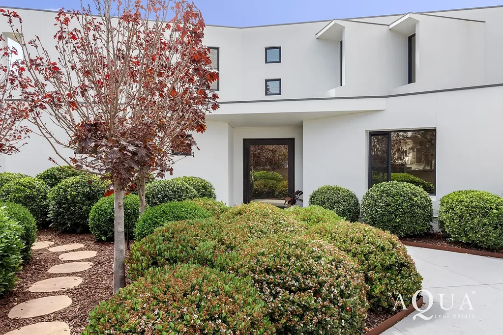 Mount Eliza 5 Bedroom ~ CONTEMPORARY BEACHSIDE RETREAT WITH STUNNING BAY VIEWS ~
