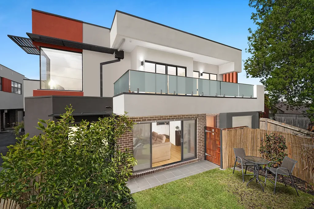 Scoresby 3房 现代三卧联排 采光充足 开放式起居 时尚厨房BOSCH 不锈钢电器 主卧套间 全屋空调 低维护环境 靠近Westfield Knox Stylish, Modern & Convenient Living