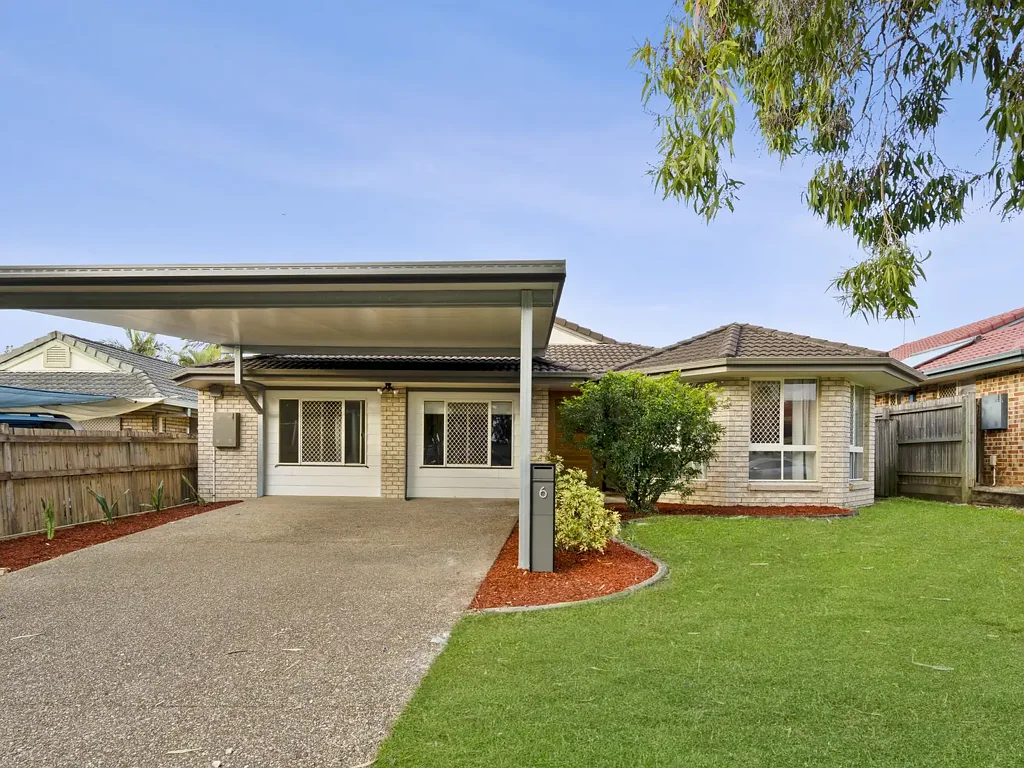 Coopers Plains 4房 The Village中心地 六卧灵活布局 精美翻新主卫 全新卧室地板 特色前门设计 分体式空调 户外娱乐区 全围栏后院 低维护砖瓦结构 便捷生活配套 Spacious Six-Bedroom Family Home in "The Village"