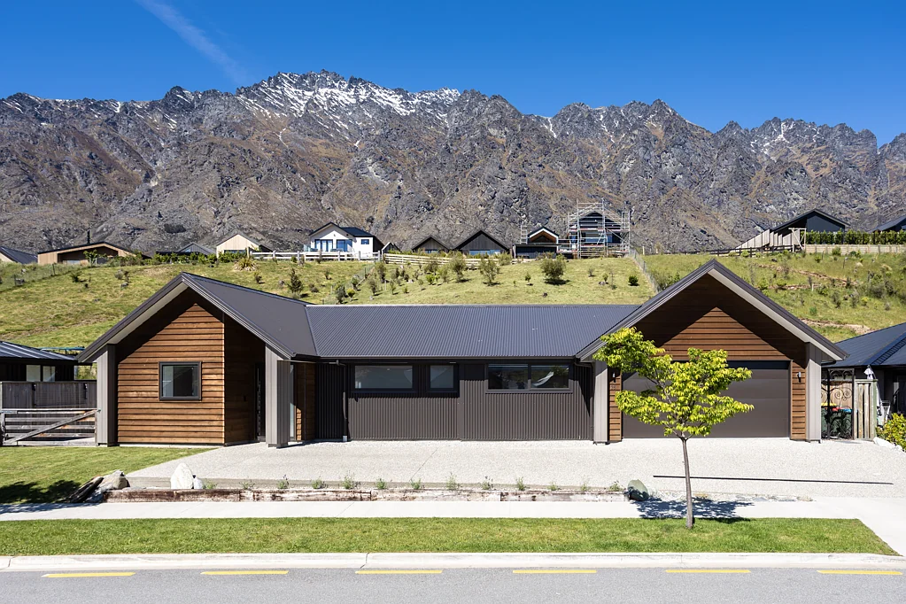 Jacks Point 4બેડરૂમ Home and income on a huge 1,402 sqm (more or less)