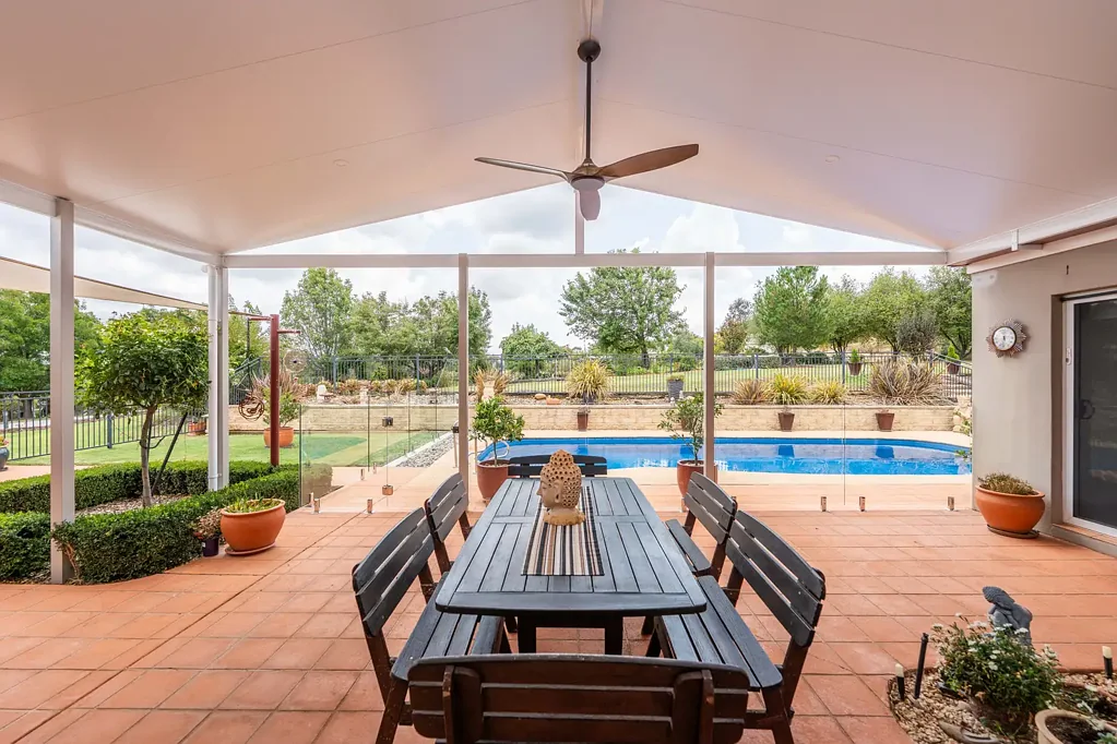 Orange 5房  Spacious, Sun-Filled Family Home with Stunning Views