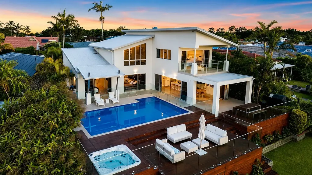 Riverside Entertainer's Sanctuary, Broadbeach Waters