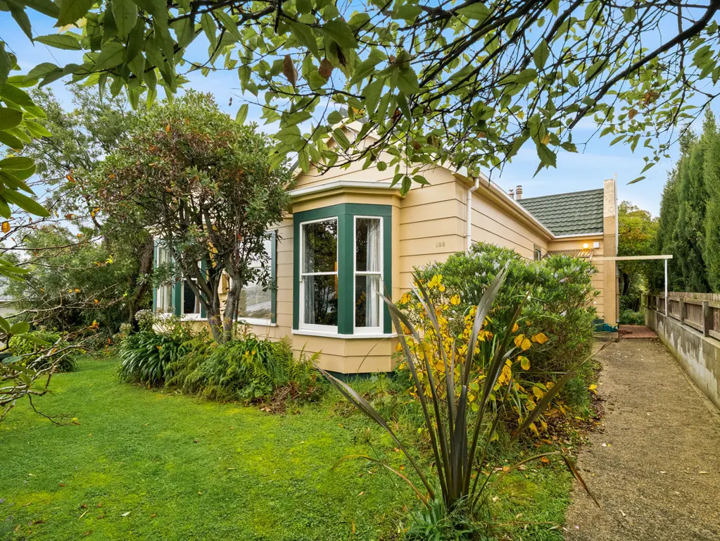 Mornington 4 Bedroom Private & Spacious, Family Living at its Finest