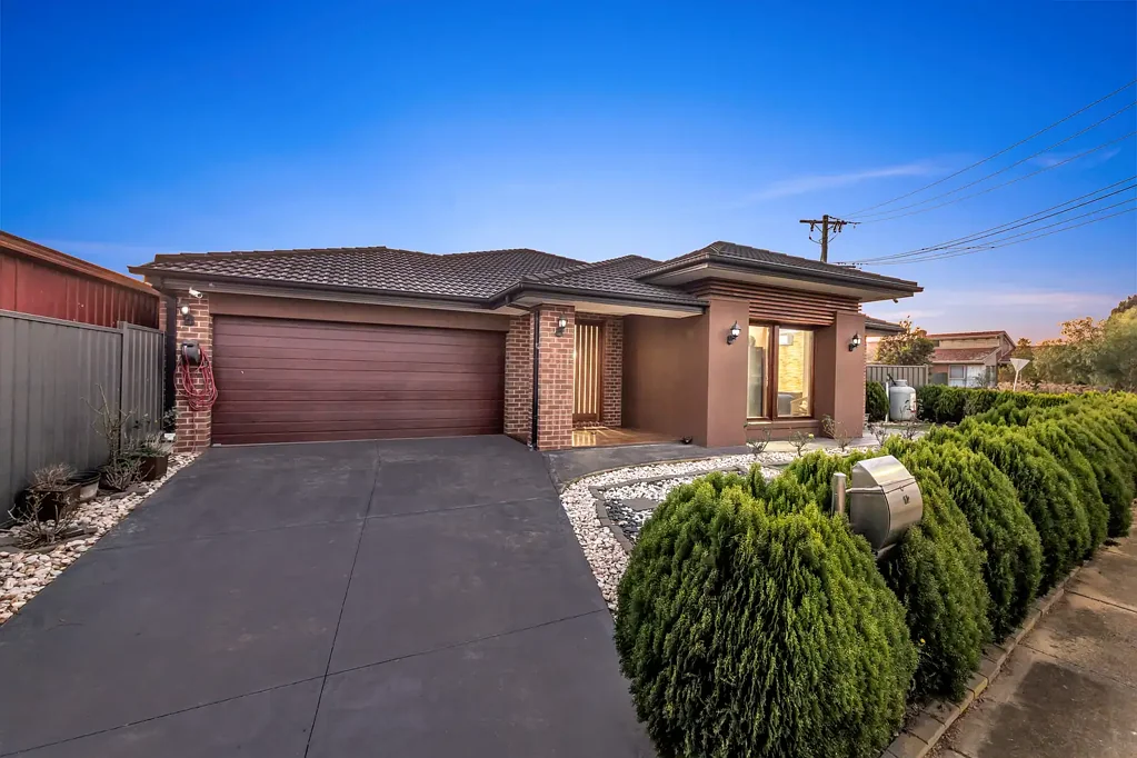 Rockbank 4ਬੈੱਡਰੂਮ "Spacious. Sophisticated. Spectacular – 3 Living Areas, 32+ Squares of Luxury on 720m²!"