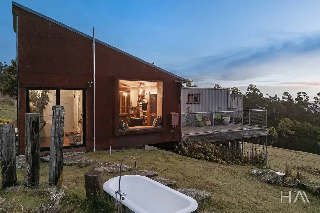 Lilydale 2房  "The Trig" & "The Container" - Living, Design & Income