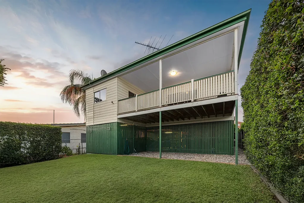 Chermside 3房 Chermside便捷社区 407sqm宽敞地块 开放式起居用餐 抛光木地板 主卧带WIR套间浴 厨房优质电器 四车位充足停车 城市景观露台 全围栏后院 Elevated Living with City Views in the Heart of Chermside