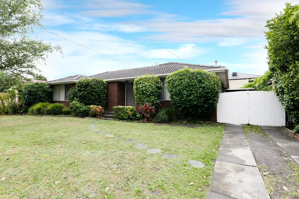WALK TO MT WAVERLEY NORTH PRIMARY & MT WAVERLEY SECONDARY!!!