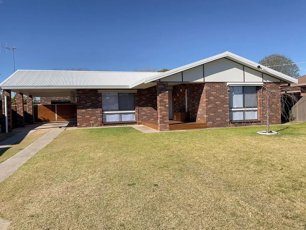 FULLY RENOVATED AND BEAUTIFULLY PRESENTED