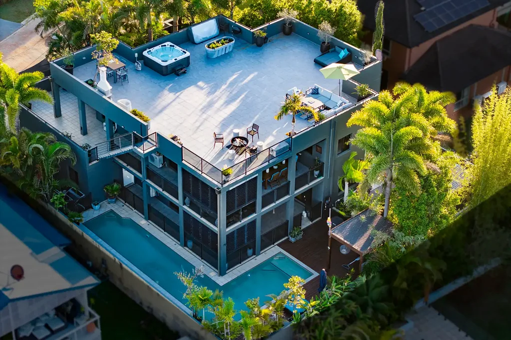 Redland Bay 4房 海滨瑰宝 360度全景 三层设计 现代厨房 私人露台 四卧套房 低维护花园 遥控双车库 BAYSIDE LUXURY WITH ROOFTOP TERRACE AND 360° VIEWS