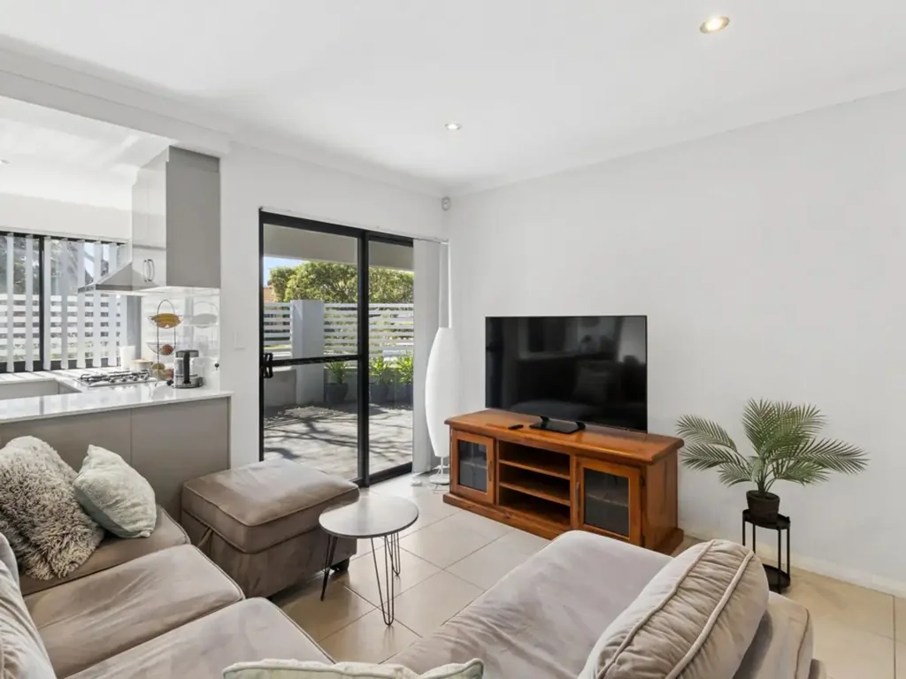 SPACIOUS 3-BEDROOM VILLA WITH COURTYARD, AIR CONDITIONING &