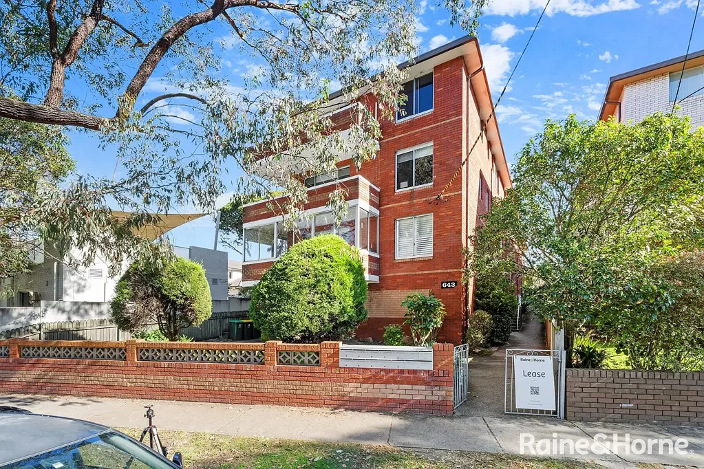 Spacious Top-Floor 2-Bedroom Apartment with Views, Garage & Prime Maroubra Location