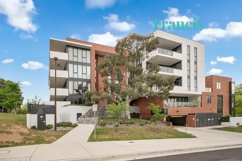 Griffith 2침실 NEW PRICE....Large north facing elevated apartment looking over a park
