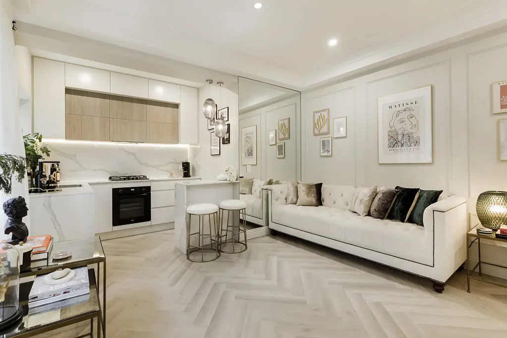 Elizabeth Bay Beautifully Renovated Oversized Studio with French-Inspired Elegance
