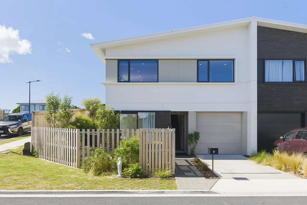 Omokoroa 4房  Corner comfort with sunset views
