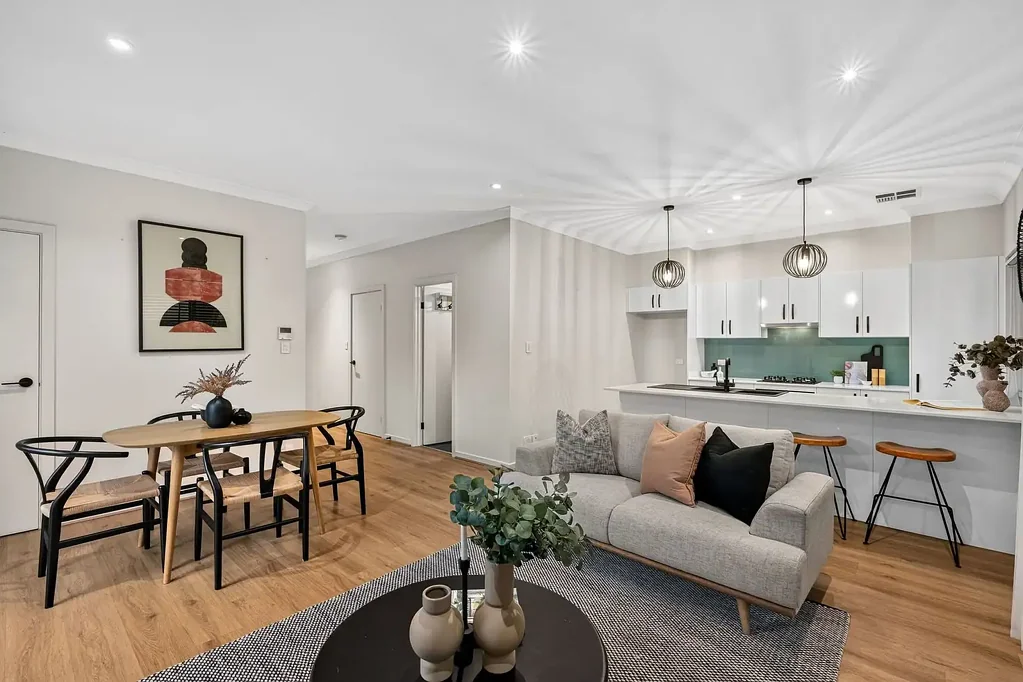 Morphettville 4房  Contemporary Family Living with a Poolside Focus.
