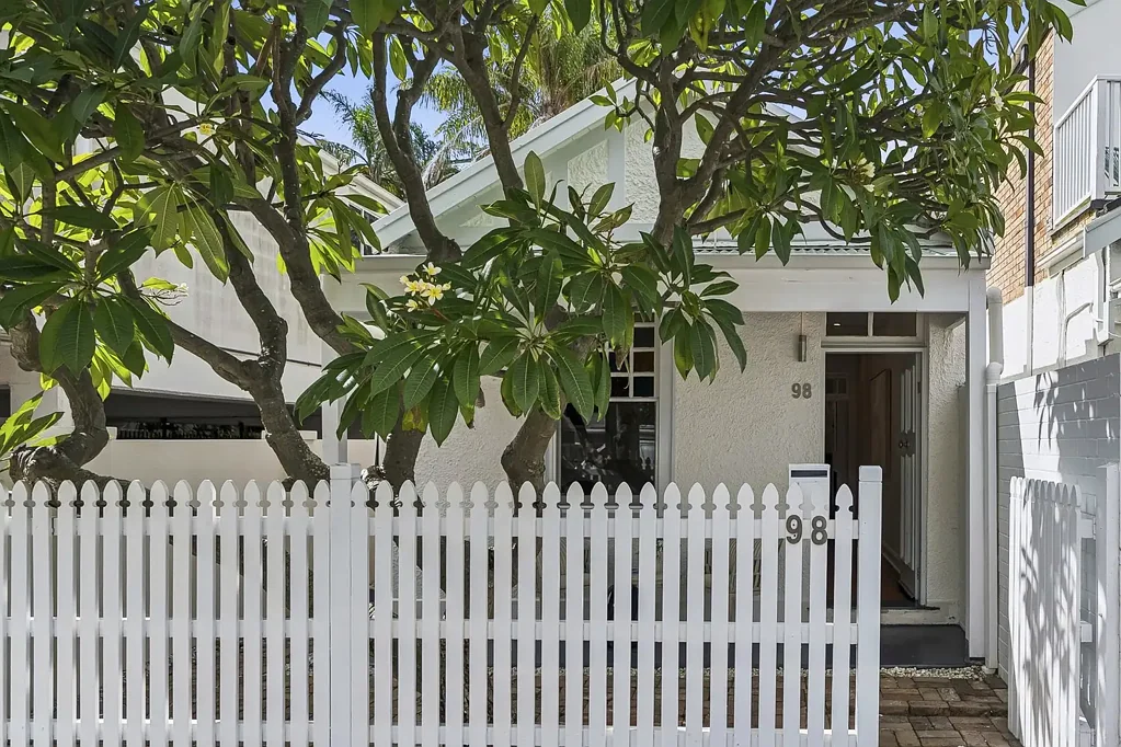 Manly 2房 Manly后街海滨瑰宝 独立特色小屋 宽敞庭院海洋视野 翻新厨房石台面 步行即达海滩码头 Charming freestanding cottage just steps to the golden sands of Manly beach