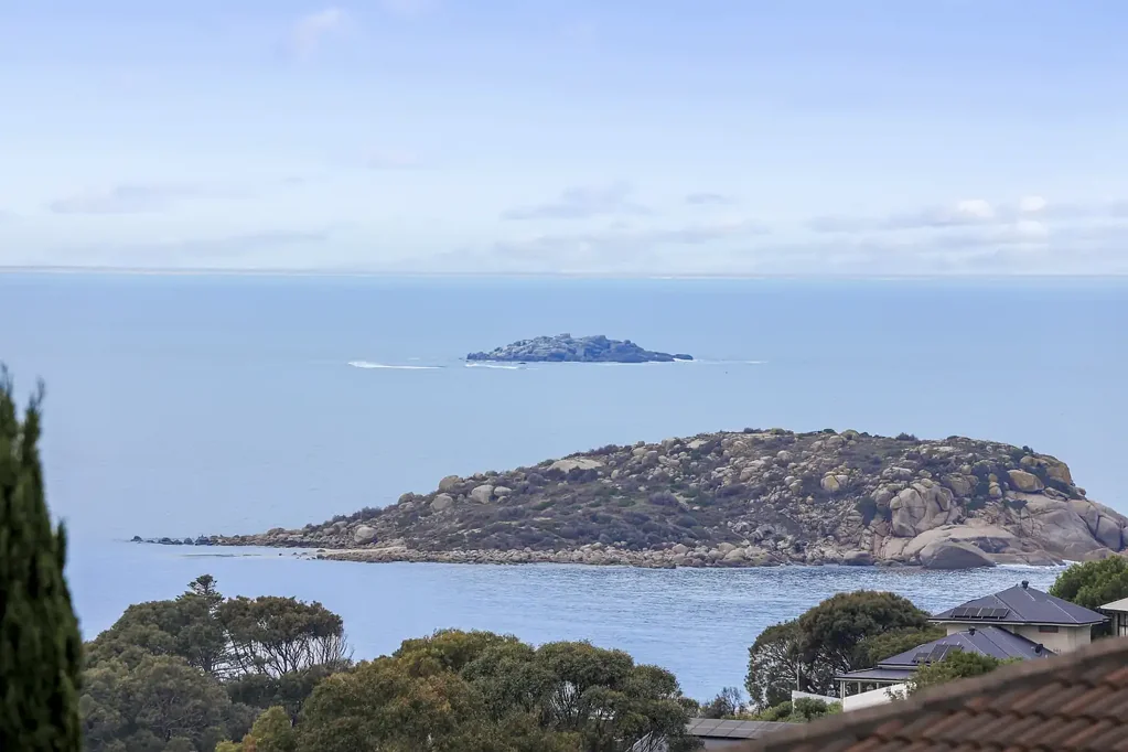 Encounter Bay 4房  Relaxed Seaside Living with Panoramic Ocean Views!