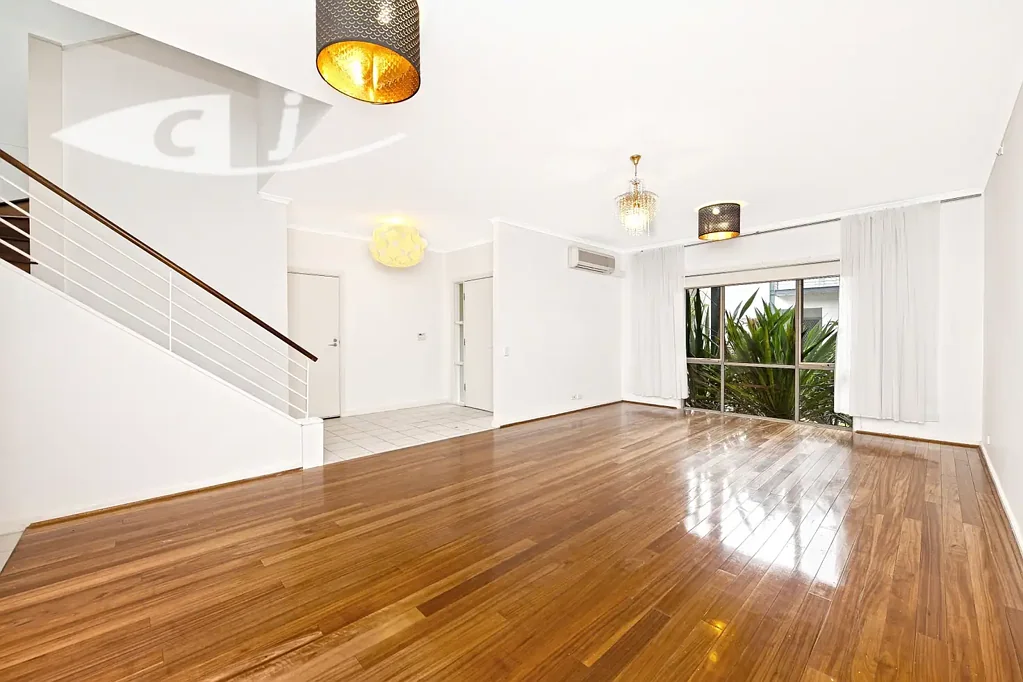Timber floored 3 bedroom house with privacy and convenience