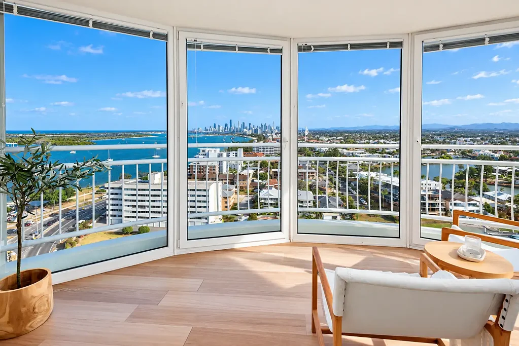 Runaway Bay 2Kwarto Remarkably Spacious Prestige Apartment Boasting 270 Degree Broadwater & Skyline Views