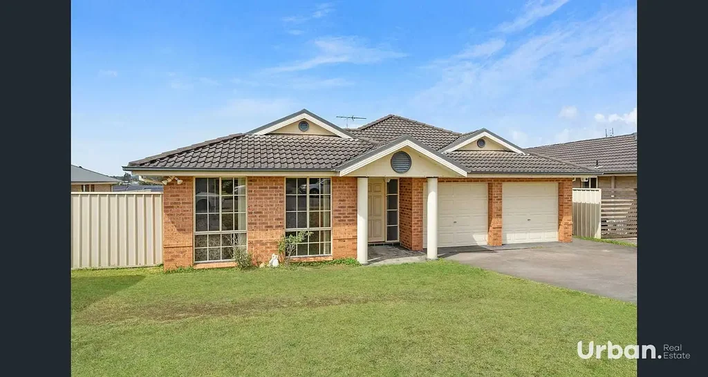 Move- in ready, 4 bedroom home in Aberglasslyn!