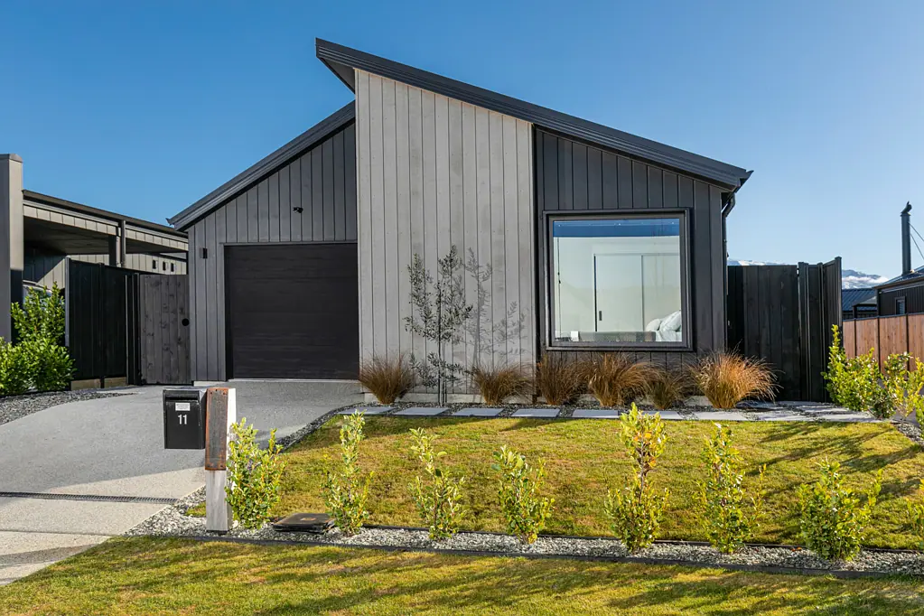 Cromwell 3 Bedroom Contemporary, Private and Sheltered