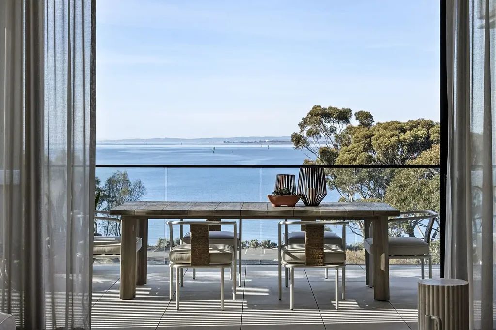 Rippleside 3房  Elevated Sub-Penthouse Living with Sweeping Bay Views