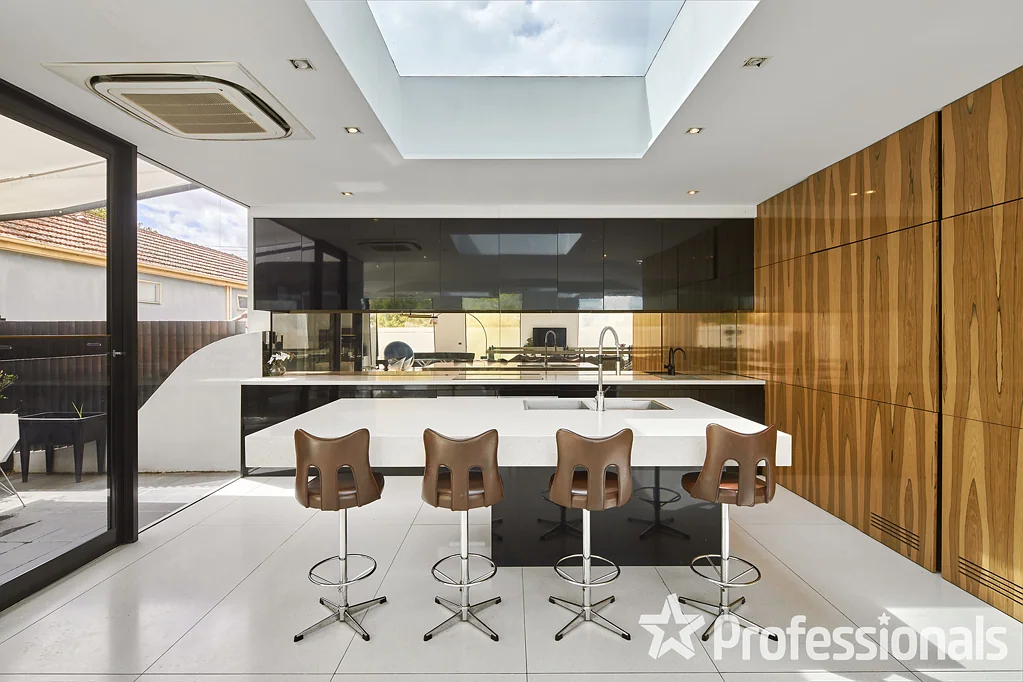 SIMPLY STUNNING ? (Unfurnished or Fully Furnished)