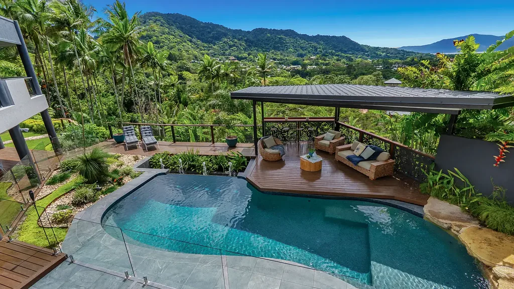 Whitfield 5房  Luxury Resort Style FNQ Estate!