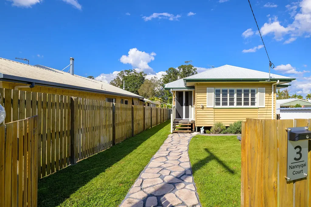 Tin Can Bay 3房  Charming Country-Style Cottage with Modern Comforts