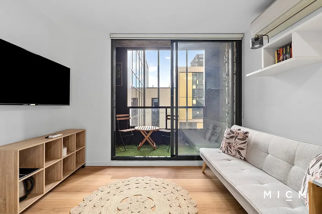 Melbourne 1房 朝北阳光充沛 一居室经济实惠 CBD便捷生活 品牌全新地板 Smeg厨房 Fisher and Paykel电器 北向带顶阳台 7星级节能认证 即刻入住选择 North-Facing Value in the Heart of the City