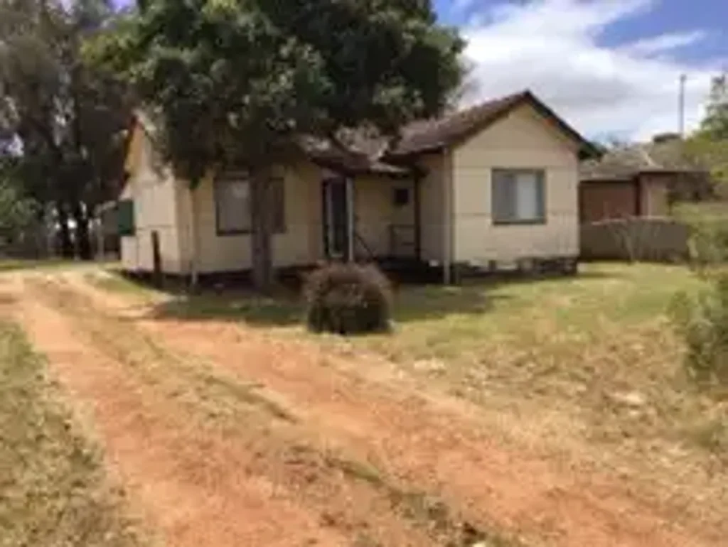 Detached 2 x 1 home sitting  954 m² of land.