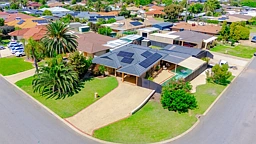 11 Fairway Crescent, Meadow Springs