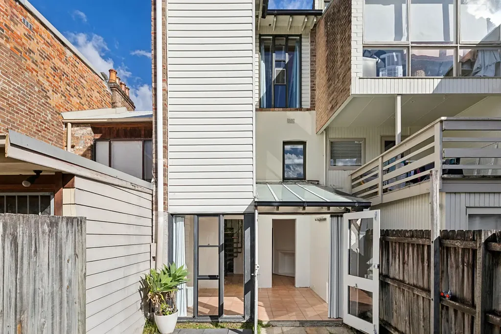 Glebe 2Moenga Three-level city home with parking close to harbour, light rail