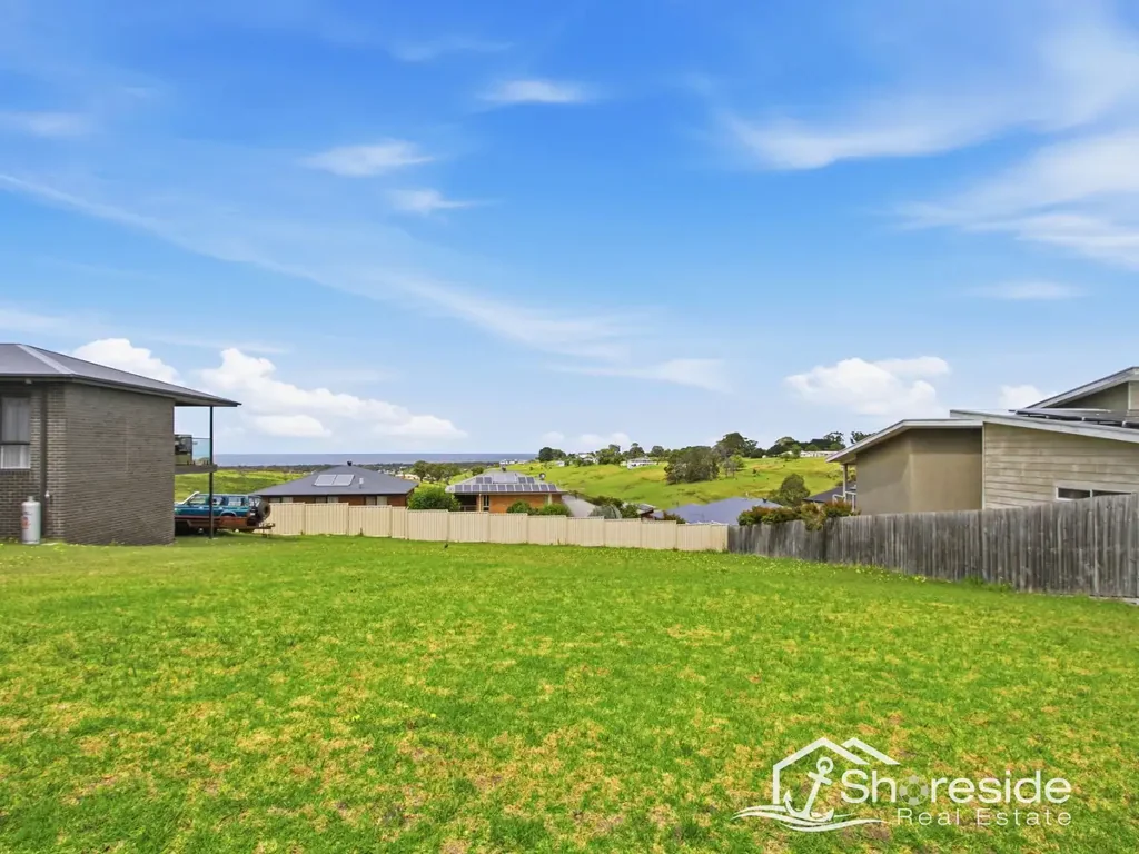 Lakes Entrance  Hilltop Block in Country Club Drive