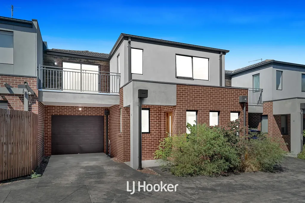Dandenong 3ਬੈੱਡਰੂਮ Modern Double-Storey Designer Home with two Living Areas in Central Dandenong!